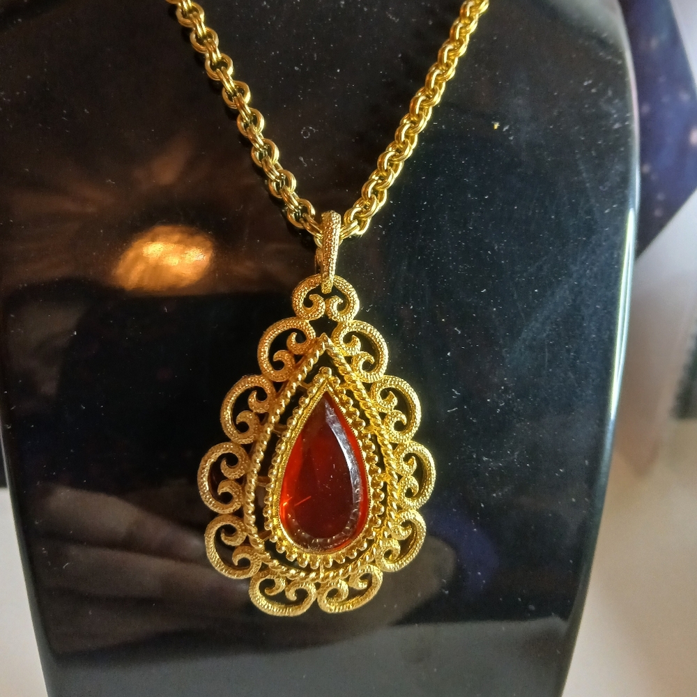 Elegant Gold and Red Teardrop Pendant Necklace